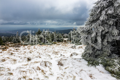 Landschaft mit Schnee auf dem Brocken im Harz