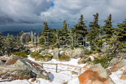 Landschaft mit Schnee auf dem Brocken im Harz