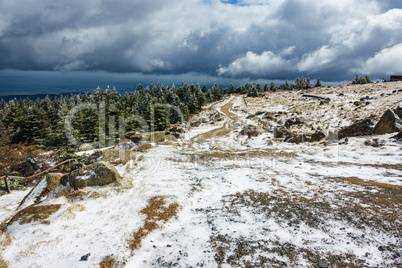 Landschaft mit Schnee auf dem Brocken im Harz