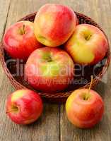 Ripe apples in a clay plate