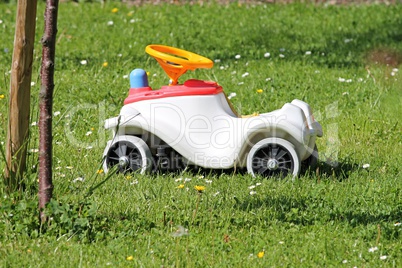 Spielzeugauto auf eiener Wiese