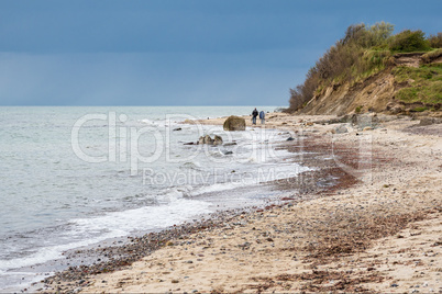 Spaziergänger an der Küste der Ostsee