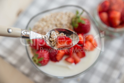 Joghurt mit Müsli und Erdbeeren