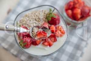 Joghurt mit Müsli und Erdbeeren