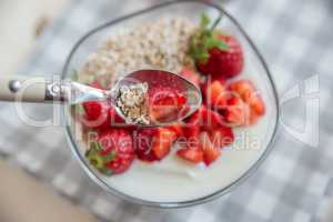 Joghurt mit Müsli und Erdbeeren