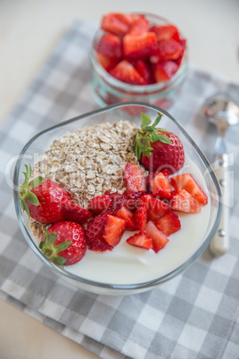 Joghurt mit Müsli und Erdbeeren