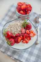 Joghurt mit Müsli und Erdbeeren