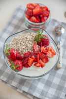 Joghurt mit Müsli und Erdbeeren