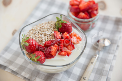 Joghurt mit Müsli und Erdbeeren