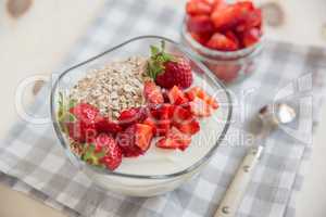 Joghurt mit Müsli und Erdbeeren