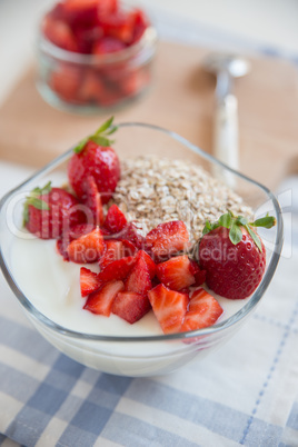 Joghurt mit Müsli und Erdbeeren