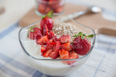 Joghurt mit Müsli und Erdbeeren