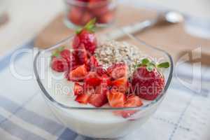 Joghurt mit Müsli und Erdbeeren