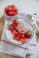 Joghurt mit Müsli und Erdbeeren