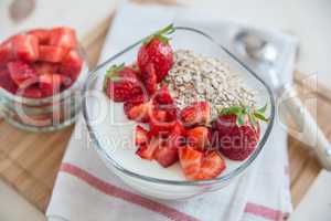 Joghurt mit Müsli und Erdbeeren