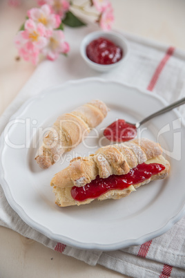 Kipferl mit Marmelade und Butter