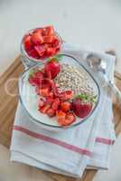 Joghurt mit Müsli und Erdbeeren