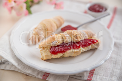 Kipferl mit Marmelade und Butter