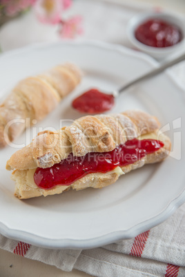 Kipferl mit Marmelade und Butter