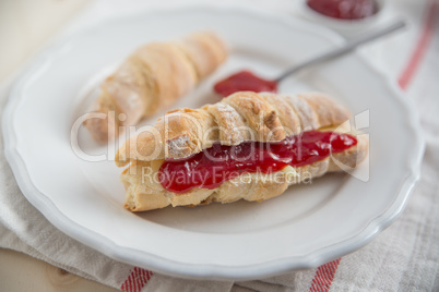 Kipferl mit Marmelade und Butter