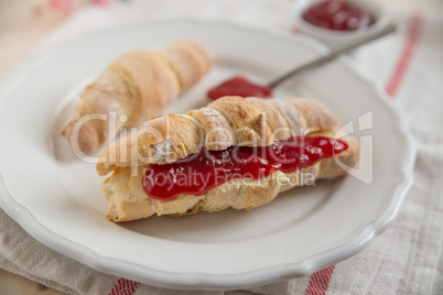 Kipferl mit Marmelade und Butter