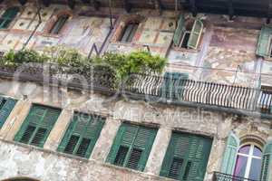 Fassaden an der Piazza Erbe in Verona, Italien