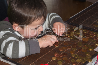 Kleiner Junge beim Geldzählen.