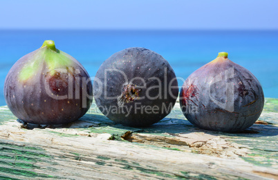 Three blue figs