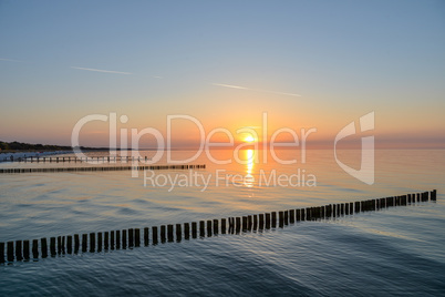 Sonnenuntergang am Meer Ostsee mit Buhnen