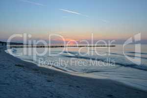 Sonnenuntergang am Meer Ostsee mit Buhnen