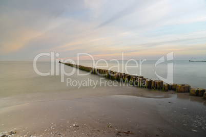 Sonnenuntergang am Meer Ostsee mit Buhnen