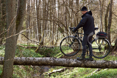 Bicycle, veloplasty, walk, forest, spring, male, to cross the river, river, log, bog