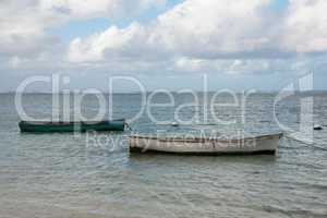 Alte Fischerboote am Strand von Mauritius