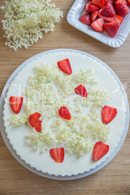 Käsekuchen mit Holunder und Erdbeeren