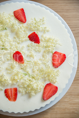 Käsekuchen mit Holunder und Erdbeeren