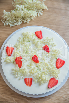 Käsekuchen mit Holunder und Erdbeeren