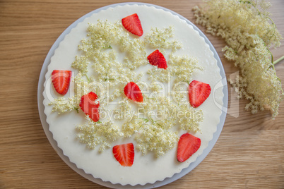 Käsekuchen mit Holunder und Erdbeeren