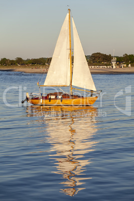 Segelboot auf der Ostsee in Travemünde