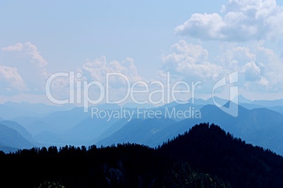 Panoramablick vom Wank in die deutschen Alpen