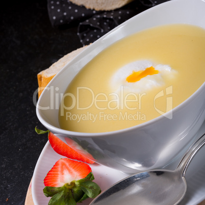 Asparagus cream soup with egg