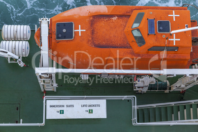 Rettungsboot an Bord eines Containerschiffs