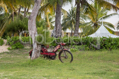 Altes Mofa am Strand von Mauritius