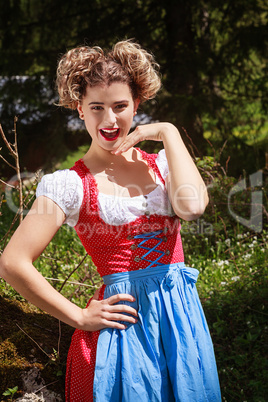 Lachendes Mädchen im Dirndl