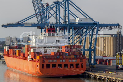 Containerschiff auf der Themse in Tilbury, Großbritannien