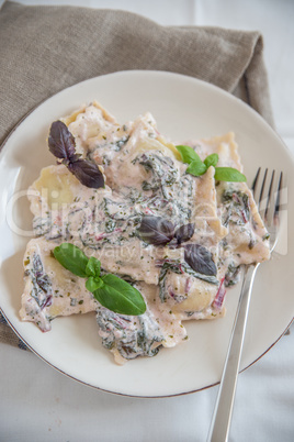 Tortellini mit Kräuter Sauce