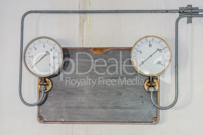 Zwei alte Druck Messuhren auf einer Metallplatte aus Gußeisen