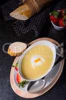 Asparagus cream soup with egg