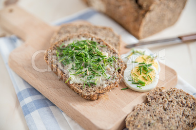 Vollkornbrot mit Butter und Schnittlauch