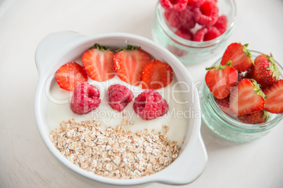 Joghurt mit Müsli und Beeren