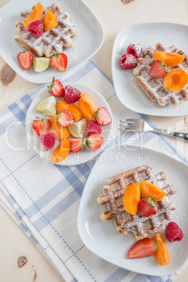 Belgische Waffeln mit Beeren